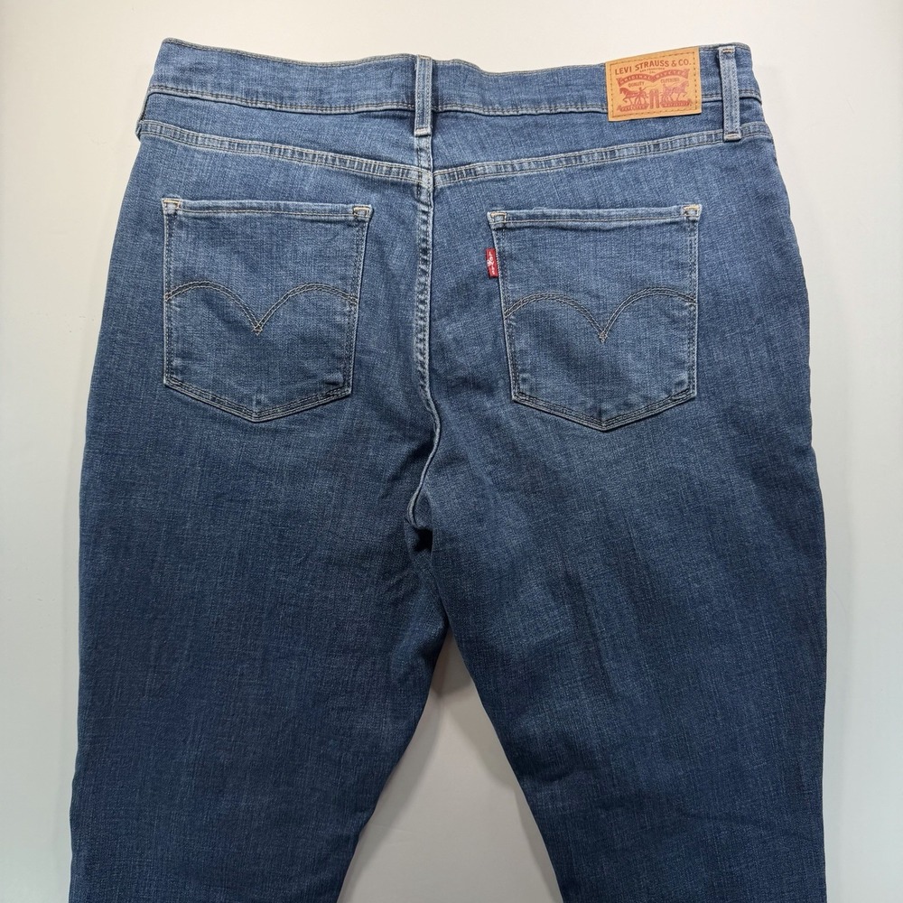 Levi's Women's Shaping Skinny Jean 32 Medium Wash Classic Denim - Picture 4 of 11